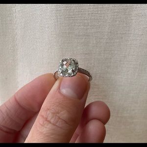 Quartz ring with micro diamonds